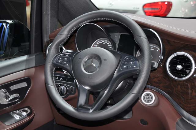 Puesto de conducción del Mercedes Benz Clase V.
